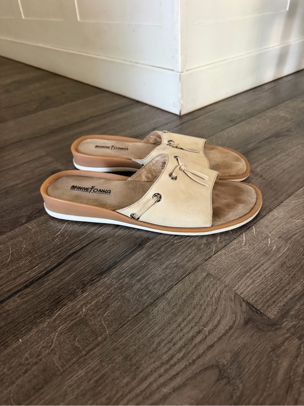 Minnetonka Moccasins Suede Fringe Slip Slide On Sandals Beige Tan Size 9